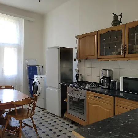 Bright 2bdr Sleeps 8 Near Center M1 Apartman