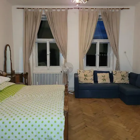 Lejlighed Bright 2bdr Sleeps 8 Near Center M1 Prag